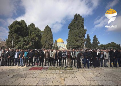 الآلاف يؤدون صلاة الجمعة في المسجد الأقصى
