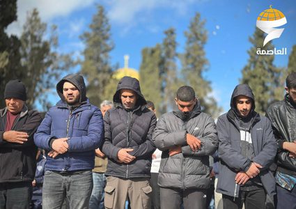 الآلاف يؤدون صلاة الجمعة في المسجد الأقصى