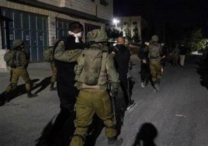 الاحتلال يعتقل مواطنا من بلدة إذنا غرب الخليل