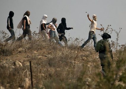 مستوطنون يرعون أغنامهم في أراضي المواطنين ببلدة سنجل شمال رام الله