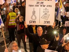 مظاهرات في المدن الإسرائيلية ضد الحكومة و الشرطة تفرض قيودا