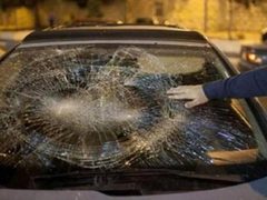 مستوطنون يهاجمون مركبة شمال غرب رام الله