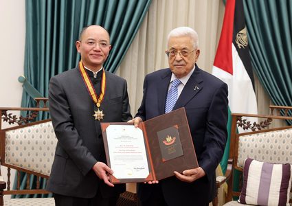 الرئيس يمنح رئيس مكتب جمهورية الصين الشعبية "نجمة الصداقة"