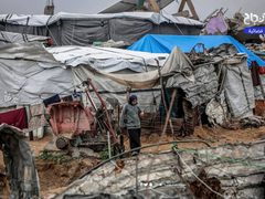 أوضاع صعبة تعيشها العائلات النازحة في ظل منخفض ماطر بارد.