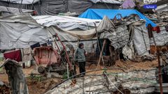 أوضاع صعبة تعيشها العائلات النازحة في ظل منخفض ماطر بارد.