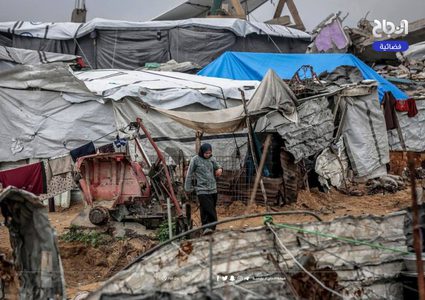 أوضاع صعبة تعيشها العائلات النازحة في ظل منخفض ماطر بارد.