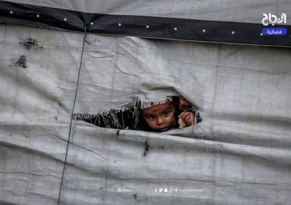 أوضاع صعبة تعيشها العائلات النازحة في ظل منخفض ماطر بارد.