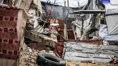 أوضاع صعبة تعيشها العائلات النازحة في ظل منخفض ماطر بارد.