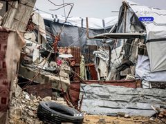 أوضاع صعبة تعيشها العائلات النازحة في ظل منخفض ماطر بارد.