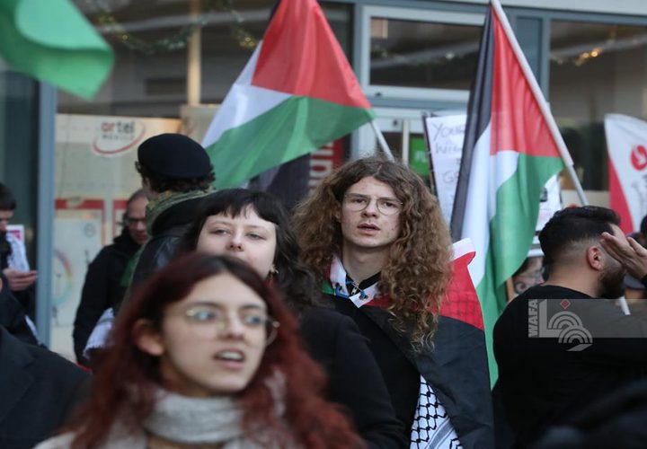 مظاهرة حاشدة في مدينة بيليفلد الألمانية للمطالبة بوقف العدوان على غزة وانتهاكات المستوطنين بالضفة.