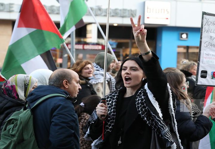 مظاهرة حاشدة في مدينة بيليفلد الألمانية للمطالبة بوقف العدوان على غزة وانتهاكات المستوطنين بالضفة.