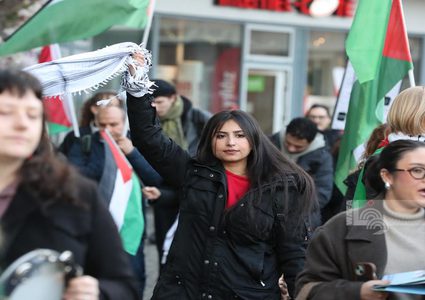 مظاهرة حاشدة في مدينة بيليفلد الألمانية للمطالبة بوقف العدوان على غزة وانتهاكات المستوطنين بالضفة.