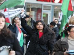 مظاهرة حاشدة في مدينة بيليفلد الألمانية للمطالبة بوقف العدوان على غزة وانتهاكات المستوطنين بالضفة.