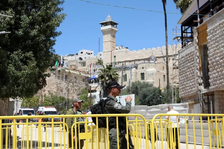 قوات الاحتلال تخطر بمنع مدير ورئيس سدنة الحرم الابراهيمي من دخول الحرم