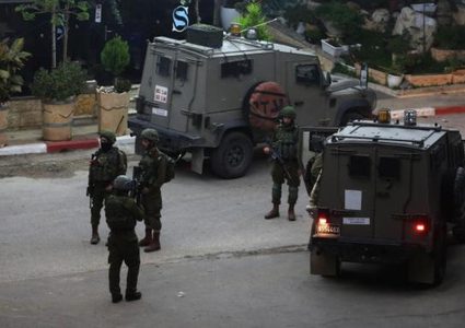 قوات الاحتلال تحاصر المسجد القديم وتحتجز مصلين في كفر نعمة غرب رام الله