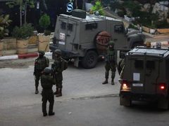 قوات الاحتلال تحاصر المسجد القديم وتحتجز مصلين في كفر نعمة غرب رام الله