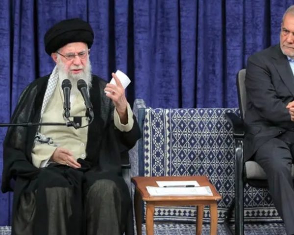 الرئيس الإيراني: أي هجوم على "خامنئي" سيؤدي إلى حرب شاملة