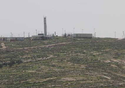 المستوطنون يوسّعون بؤرة "عش غراب" الاستيطانية شرق بيت ساحور بنصب بيوت متنقلة