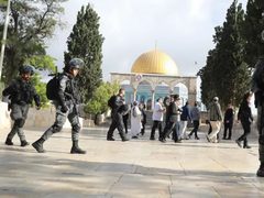 مستوطنون يقتحمون المسجد الأقصى بحماية قوات الاحتلال