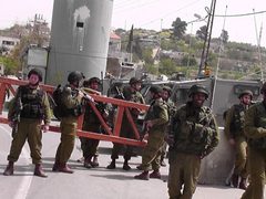 الاحتلال يغلق المدخل الوحيد لقرية برقا شرقي رام الله