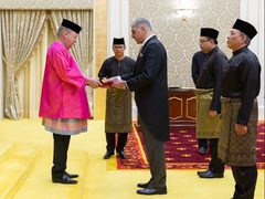 السفير جهاد القدرة يقدّم نسخة أوراق اعتماده سفيرًا لدولة فلسطين لدى ماليزيا