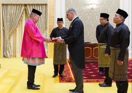 السفير جهاد القدرة يقدّم نسخة أوراق اعتماده سفيرًا لدولة فلسطين لدى ماليزيا