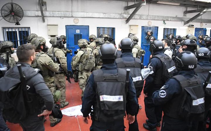 الاحتلال بقمع غرفة 11 بسجن النقب وسط أوضاع معيشية قاسية يعانيها الأسرى