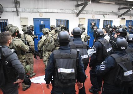 الاحتلال بقمع غرفة 11 بسجن النقب وسط أوضاع معيشية قاسية يعانيها الأسرى