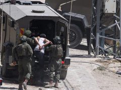 اعتقالات ومداهمات في الضفة