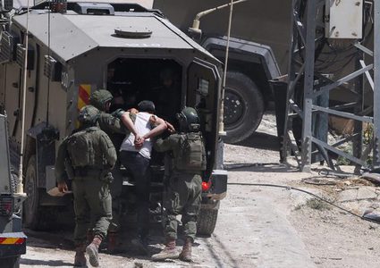 اعتقالات ومداهمات في الضفة