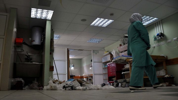 العاملات في الظل: من ينظف المستشفيات بلا حقوق ولا إجازات؟