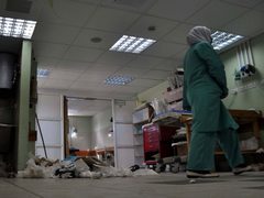 العاملات في الظل: من ينظف المستشفيات بلا حقوق ولا إجازات؟