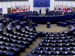 أوروبا تجمّد المصادقة على الاتفاق التجاري مع أميركا