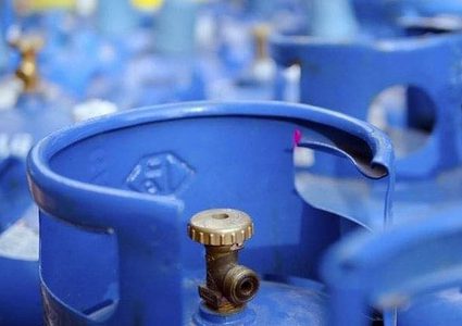 وزارة الاقتصاد تحيل موزع غاز إلى النيابة لمخالفته السعر الرسمي