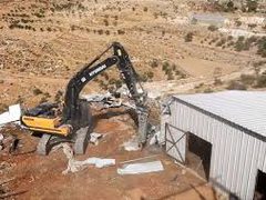 جرافات الاحتلال تهدم 8 بركسات في خربة الطويل جنوب نابلس