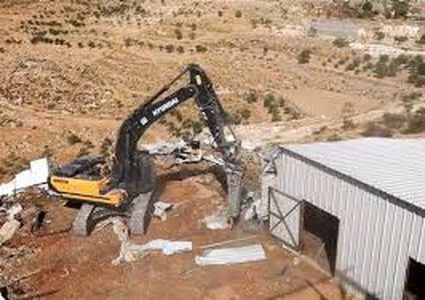 جرافات الاحتلال تهدم 8 بركسات في خربة الطويل جنوب نابلس