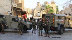 قوات الاحتلال تعتدي على مواطنين وتغلق المنطقة الجنوبية في الخليل