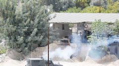 الاحتلال يواصل اقتحام عجة جنوب جنين ويداهم عشرات المنازل