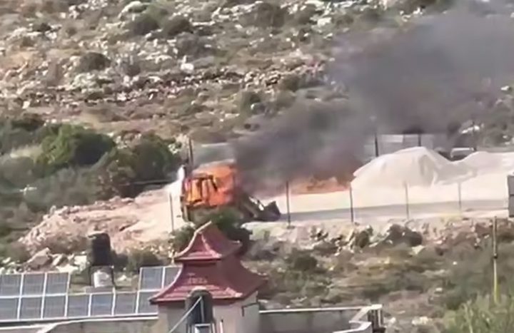 مستوطنون يحرقون 3 جرافات ومركبة ومعدات في عوريف جنوب نابلس