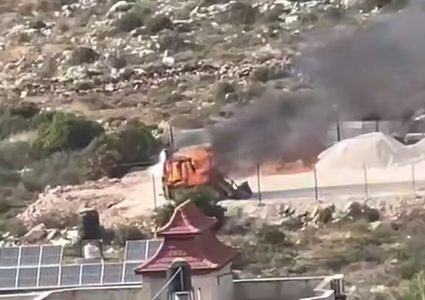 مستوطنون يحرقون 3 جرافات ومركبة ومعدات في عوريف جنوب نابلس