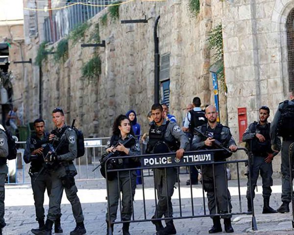 القدس: الاحتلال ينصب حاجزا عسكريا في سلوان ويحتجز 3 عمال في الشيخ جراح