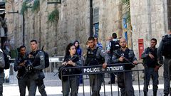 القدس: الاحتلال ينصب حاجزا عسكريا في سلوان ويحتجز 3 عمال في الشيخ جراح