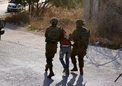 الاحتلال يحتجز شابا عند باب المغاربة