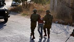 الاحتلال يحتجز شابا عند باب المغاربة