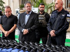 بن غفير يمنح 18 مستوطنة حق التسلح الشخصي ويعيد تنشيط "فرق الاستعداد"