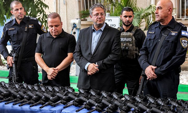 بن غفير يمنح 18 مستوطنة حق التسلح الشخصي ويعيد تنشيط "فرق الاستعداد"