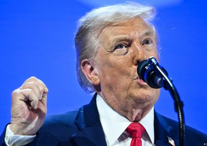 ترمب يطالب بمفاوضات فورية حول غرينلاند ويؤكد قيادة أميركا للاقتصاد العالمي