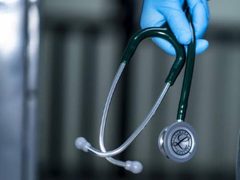 نقابة الأطباء تقرر دوام المناوبين فقط في المستشفيات الحكومية مؤقتًا