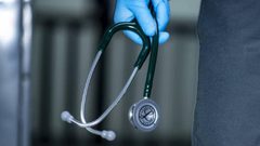 نقابة الأطباء تقرر دوام المناوبين فقط في المستشفيات الحكومية مؤقتًا