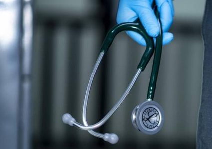 نقابة الأطباء تقرر دوام المناوبين فقط في المستشفيات الحكومية مؤقتًا